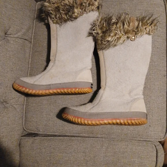 Sorel Womens Faux Fur, Tan Boots. Size 10 - Picture 11 of 16